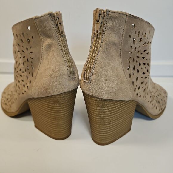Jellypop Tan Faux Suede Laser CutOut Toe Out Booties sz 11 - Picture 7 of 8